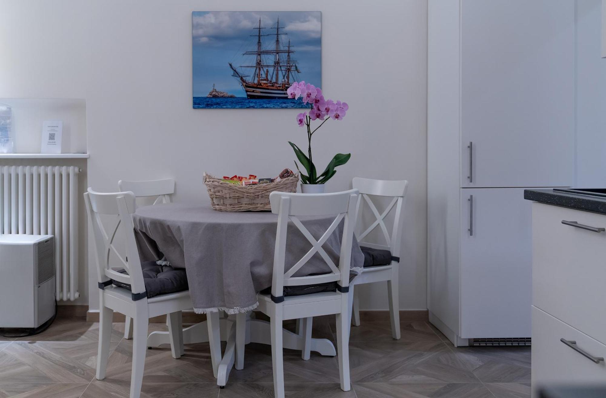 Insula Lubrensis Flat Apartment มัสซาลูเบรนเซ ภายนอก รูปภาพ