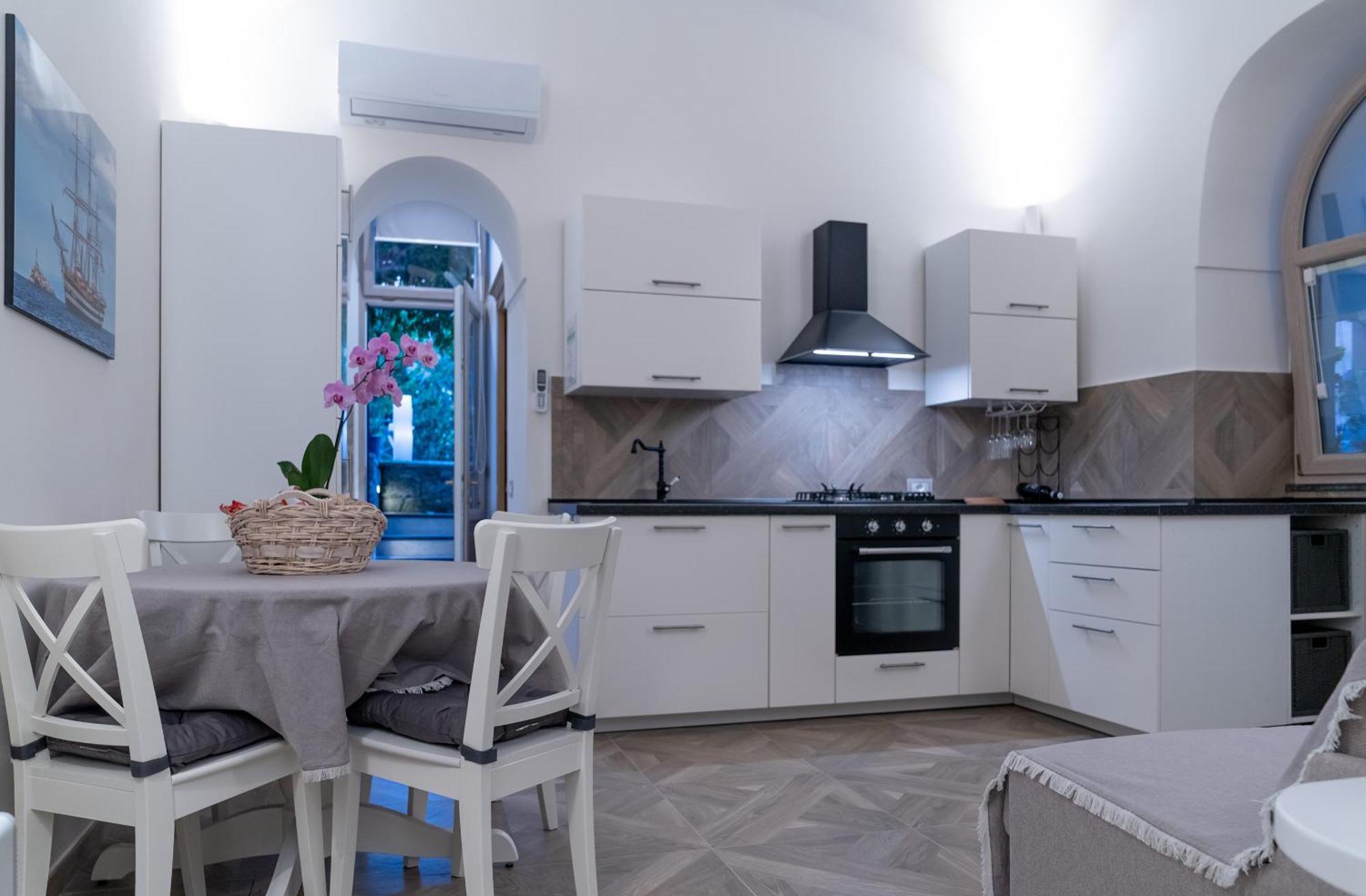 Insula Lubrensis Flat Apartment มัสซาลูเบรนเซ ภายนอก รูปภาพ